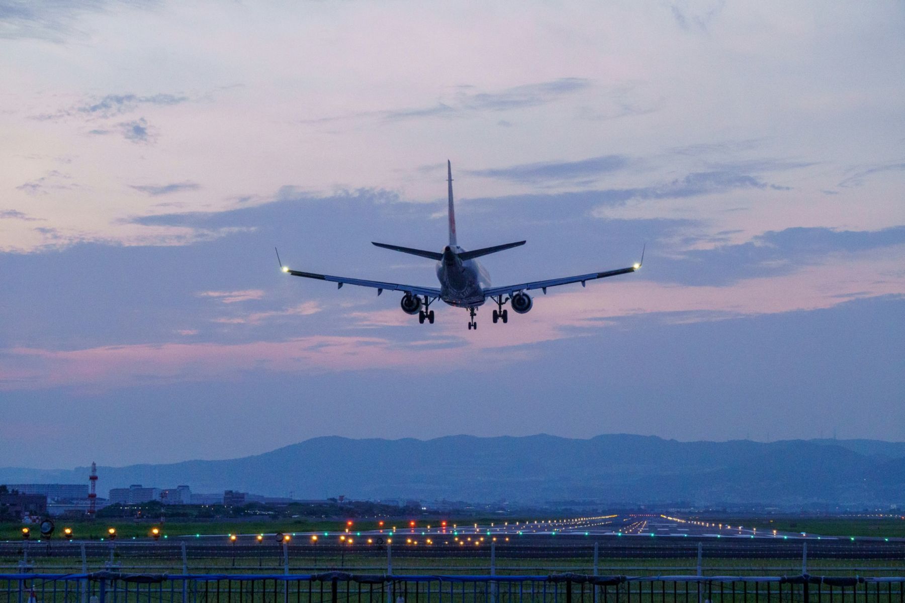Passagierflugzeug im Landeanflug in der Abenddämmerung